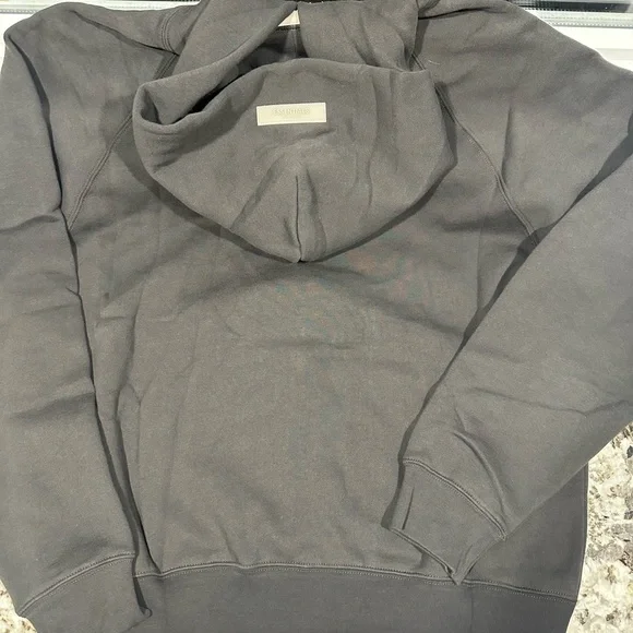 NWT 100% authentic essentials 1977 hoodie iron color - Picture 2 of 5